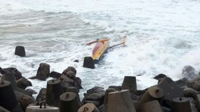 Perahu Nelayan Tenggelam di Selat Madura, 12 ABK Dilaporkan Selamat