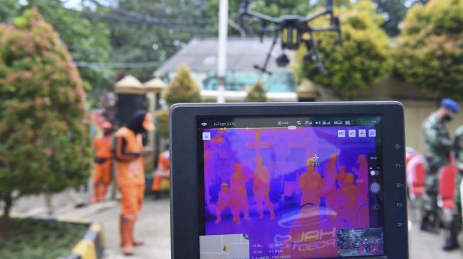 Layar menampilkan hasil pemindaian suhu tubuh yang dipasangkan di sebuah pesawat nirawak atau drone di kawasan Pancoran, Jakarta, Senin (11/5). [ANTARA FOTO/Hafidz Mubarak ]
