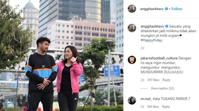 Pemain Persija Jakarta Putri, Anggita Oktaviani umbar kemesraan dengan seorang lelaki. (Instagram/anggitaoktavv)