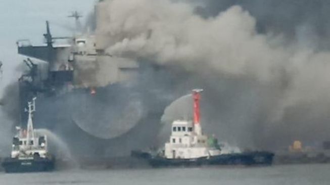 Kapal Tanker Meledak dan Terbakar di Belawan Medan. (dok Kemenhub)