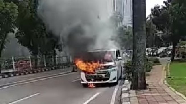 Diduga Korsleting, Satu Unit Mobil Mewah Terbakar di Pondok Indah