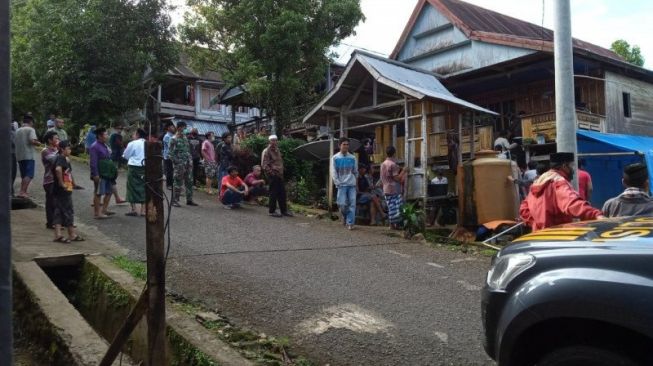 Suasana proses penangkapan di rumah terduga pelaku pembunuhan di Desa Pattaneteang, Kecamatan Tompobulu, Kabupaten Bantaeng, Sulawesi Selatan. FOTO/Humas Polres Bantaeng.