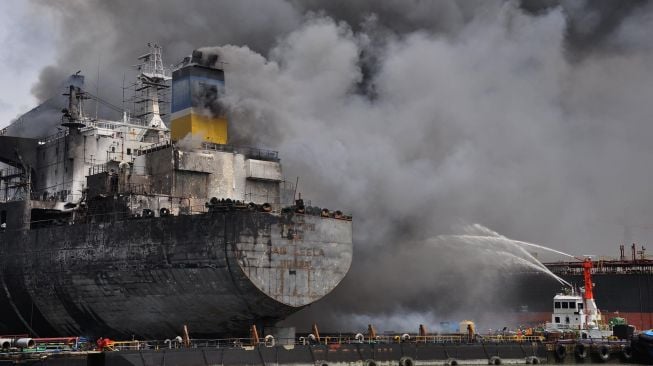 Pemadam menyemprotkan Kapal tanker MT JAG LEELA terbakar di Pelabuhan Belawan Medan, Sumatera Utara, Senin (11/5). [ ANTARA FOTO/Septianda Perdana]
