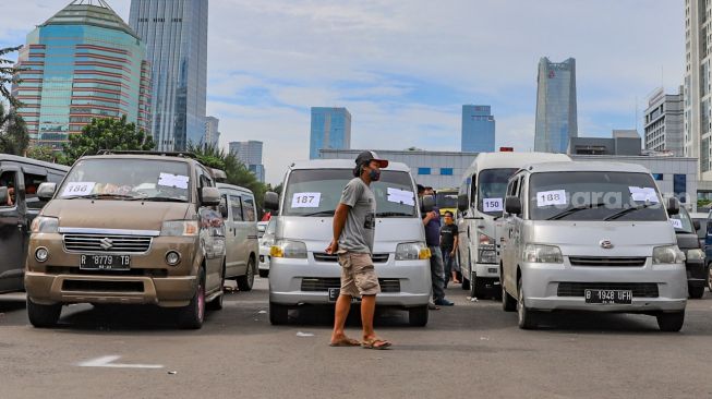 Sopir kendaraan travel gelap di lapangan promoter Polda Metro Jaya, Jakarta Pusat, Senin (11/5). [Suara.com/Alfian Winanto]