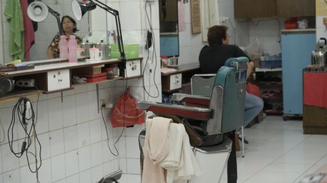 Cerita Pangkas Rambut Ko Tang Bertahan di Tengah Covid-19