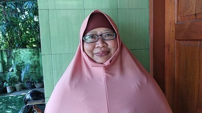 Ketua Dewan Pembina Wanita (DPW) Masjid Margotunggal, Ngentak Sleman Atik Tumiyati Widiharto diwawancarai di kediamannya, Selasa (12/5/2020). - (SuaraJogja.id/Muhammad Ilham Baktora)