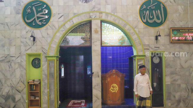 Ukiran kaligraphi diatas mimbar yang masih asli sejak tahun 1632 di Masjid Jami Al - Atiq, Kampung Melayu Besar, Jakarta Selatan, Senin (11/5). [Suara.com/Alfian Winanto]
