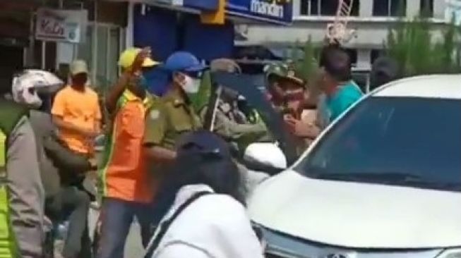 Ditegur Tak Pakai Masker, Pemobil Emosi Ngamuk Dorong Aparat