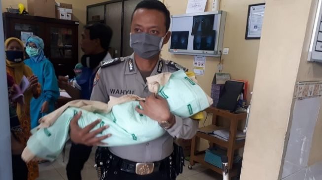 Habis Ngamuk-ngamuk Tagih Bantuan Corona ke Kades, Sudi Bunuh Bayinya