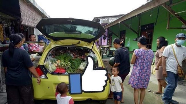 Emak-emak tampak antusias belanja sayuran yang ada di Honda Brio (Twitter-jayapuraupdate)