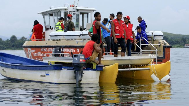 Petugas gabungan bersama masyarakat berada di lokasi pesawat terbang milik maskapai Mission Aviation Fellowship (MAF) yang jatuh di Danau Sentani, Kabupaten Jayapura, Papua, Selasa (12/5).  [ANTARA FOTO/Gusti Tanati]