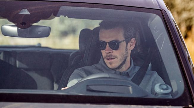 Winger Real Madrid, Gareth Bale mengendarai mobil menuju pusat latihan klub, Ciudad del Real Madrid di Valdebebas, Madrid, Spanyol. [BALDESCA SAMPER / AFP]