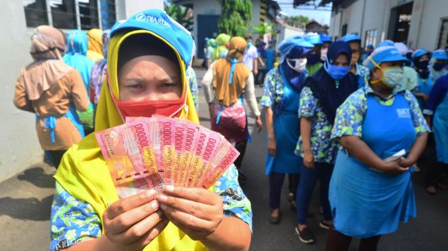 Daripada Beli Baju Lebaran, Ahli Sarankan THR untuk Ditabung