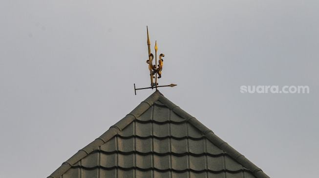 Lambang panah di atap Masjid Jami Al - Atiq yang menunjukan simbol sejarah di Kampung Melayu Besar, Jakarta Selatan, Senin (11/5). [Suara.com/Alfian Winanto]