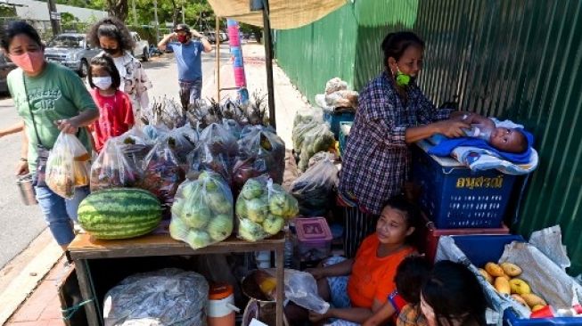 Sejumlah warga Thailand berbagi di tengah kesulitan ekonomi akibat pandemi virus corona COVID-19 yang melanda. [AFP]