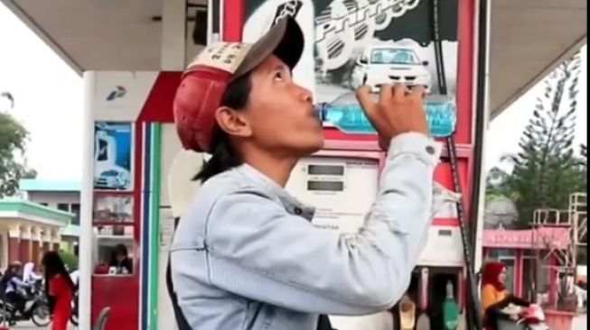 Seorang Pria menenggak minuman berwarna biru mirip Pertalite di SPBU (video viral)