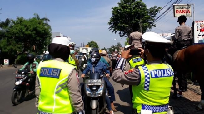 Pergub Jauh Hari Sudah Diteken Anies, Pelanggar PSBB Belum Dijatuhi Sanksi