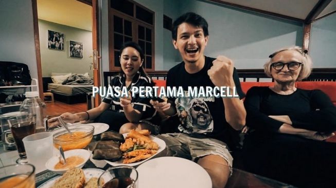 Susah Bangun Sahur, Marcell Darwin Makan Sambil Tidur