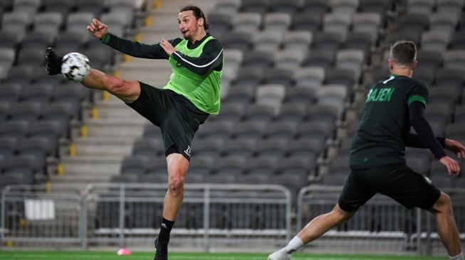 Penyerang veteran Zlatan Ibrahimovic berlatih bersama klub Swedia, Hammarby di Tele 2 Arena, Stockholm pada 17 April 2020 lalu. [Jonathan NACKSTRAND / AFP]