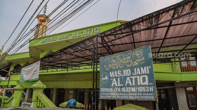 Masjid Jami Al - Atiq di Kampung Melayu Besar, Jakarta Selatan, Senin (11/5). [Suara.com/Alfian Winanto]