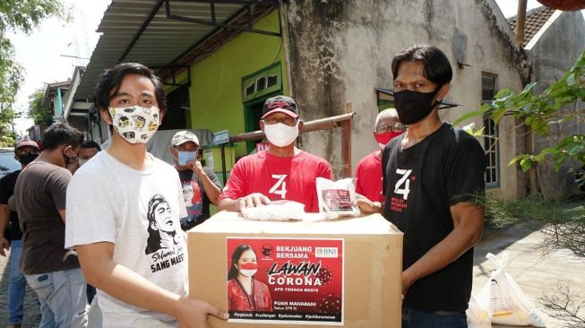 Gibran Bersama Relawan Salurkan Bantuan Ribuan Masker dari Ketua DPR