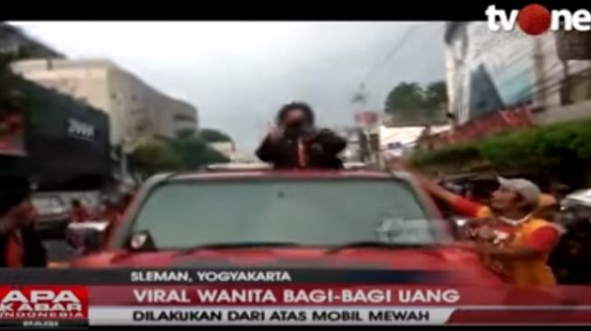 Viral wanita bermasker bagi-bagi uang di Jogja. [tvONe / Youtube]