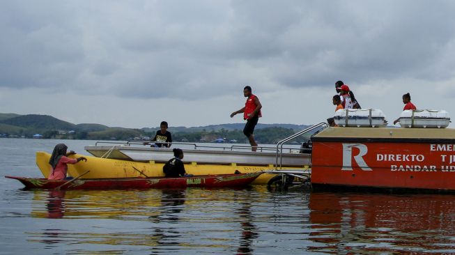 Petugas gabungan bersama masyarakat berada di lokasi pesawat terbang milik maskapai Mission Aviation Fellowship (MAF) yang jatuh di Danau Sentani, Kabupaten Jayapura, Papua, Selasa (12/5).  [ANTARA FOTO/Gusti Tanati]