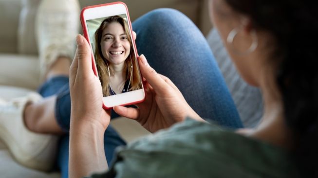 Bikin Jantungan! Sosok Ini Muncul di Video Call Sejoli yang Ketiduran