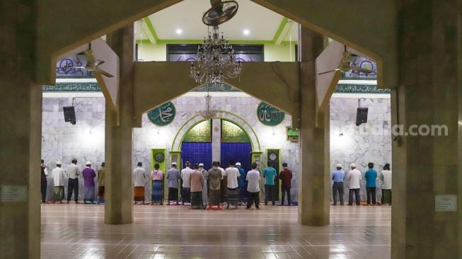 Umat Islam ibadah sholat maghrib Masjid Jami Al - Atiq, Kampung Melayu Besar, Jakarta Selatan, Senin (11/5). [Suara.com/Alfian Winanto]