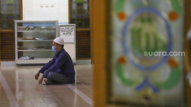 Umat Islam berdoa sehabis salat maghrib di Masjid Jami Al - Atiq, Kampung Melayu Besar, Jakarta Selatan, Senin (11/5).  [Suara.com/Alfian Winanto]