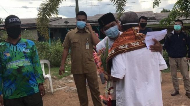 Marbot Masjid Sembuh dari Corona, Pulang ke Rumah Dipeluk-peluk Warga