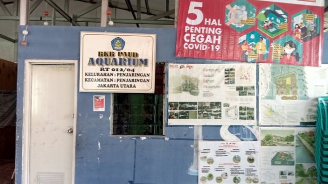 Penampakan PAUD di kawasan Kampung Akuarium yang diliburkan karena pandemi Corona. (Suara.com/Arga).