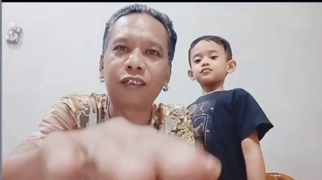 Ikut Pass the Brush Challenge, Bapak Anak Ini Malah Takut Lihat Wajahnya