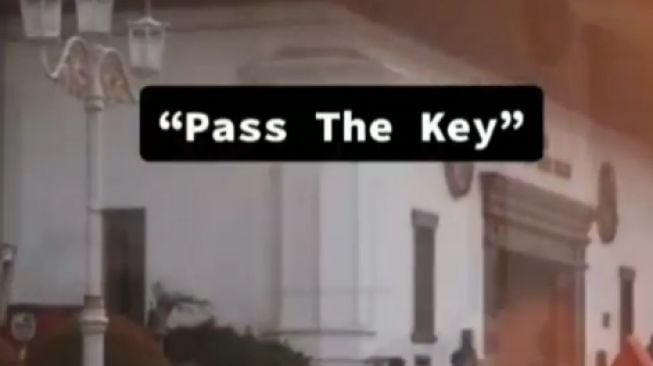 Viral Pass The Key Challenge, Isinya Bikin Pemobil Jelata Minder