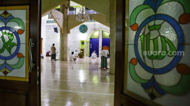 Suasna di dalam Masjid Jami Al - Atiq, Kampung Melayu Besar, Jakarta Selatan, Senin (11/5). [Suara.com/Alfian Winanto]
