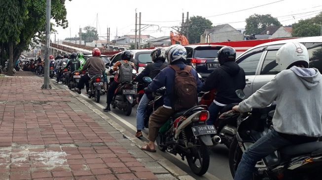 Penampakan arus kendaraan di kawasan Tanjung Barat, Jalan Raya Pasar Minggu saat massa PSBB. (Suara.com/Bagaskara).