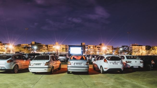 Nonton Film di Drive-In Senja, Sosok Seram Ini Tiba-tiba Buka Pintu Mobil