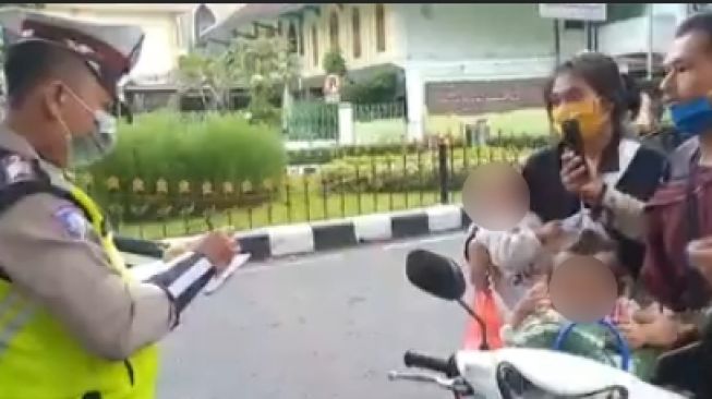 Salah Tapi 'Ngegas', Reaksi Pemotor saat Ditilang Bikin Heran Warganet