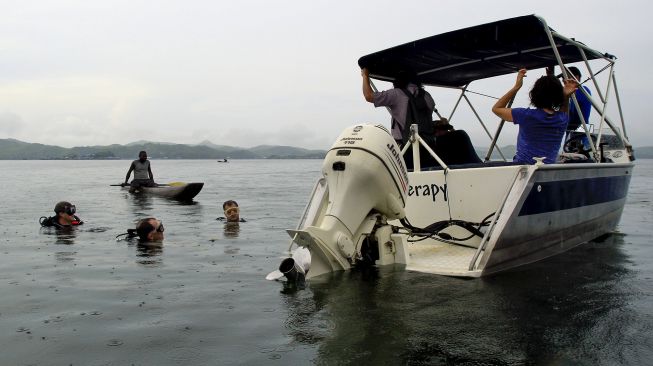 Tim penyelam dari maskapai Mission Aviation Fellowship (MAF) mencari kotak hitam di lokasi jatuhnya pesawat terbang milik MAF kawasan Danau Sentani, Kabupaten Jayapura, Papua, Rabu (13/5).  [ANTARA FOTO/Gusti Tanati]
