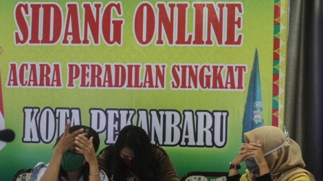 Berjoget Acuhkan Corona, 14 Pengunjung hingga Pemilik Karaoke Didenda PSBB