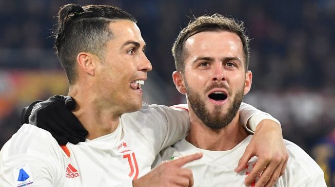 Gelandang sentral Juventus, Miralem Pjanic (kanan) bersama megabintang Cristiano Ronaldo. [Tiziana FABI / AFP]