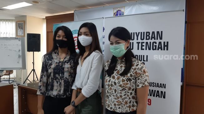 Anindya Kusuma Putri Cs Bagi-bagi Sembako ke Kepulauan Seribu