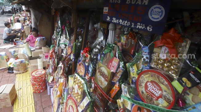 Pedagang menata isi parsel di Barito, Jakarta, Rabu (13/5). [Suara.com/Angga Budhiyanto]