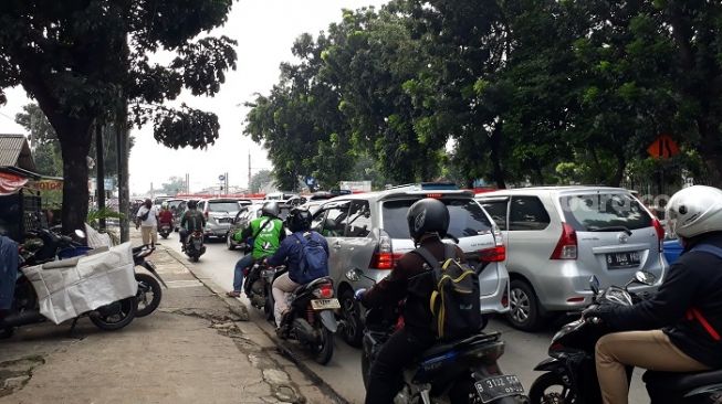 Penampakan arus kendaraan di kawasan Tanjung Barat, Jalan Raya Pasar Minggu saat massa PSBB. (Suara.com/Bagaskara).