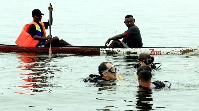 Tim penyelam dari maskapai Mission Aviation Fellowship (MAF) mencari kotak hitam di lokasi jatuhnya pesawat terbang milik MAF kawasan Danau Sentani, Kabupaten Jayapura, Papua, Rabu (13/5).  [ANTARA FOTO/Gusti Tanati]
