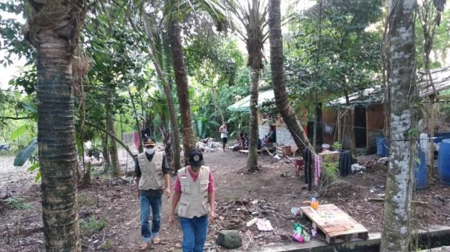 Suasana pondokan di sebuah lahan kosong di Desa Sariharjo, Kecamatan Ngaglik, Kabupaten Sleman, Rabu (13/5/2020). Pondokan tersebut dibuat perangkat desa untuk tujuh warga Dukuh Rejodani yang baru pulang dari Medan. - (SuaraJogja.id/Muhammad Ilham Baktora)