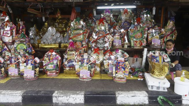 Pedagang menata isi parsel di Barito, Jakarta, Rabu (13/5). [Suara.com/Angga Budhiyanto]