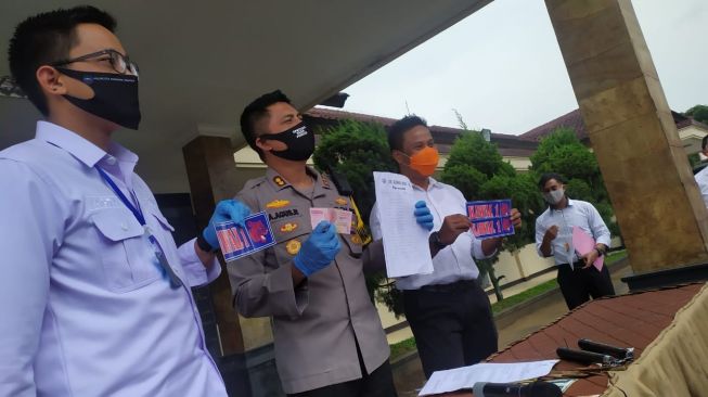 Lima Pemuda Jual Paksa Stiker 'Lolos PSBB' Kepada Sopir Truk Diciduk Polisi