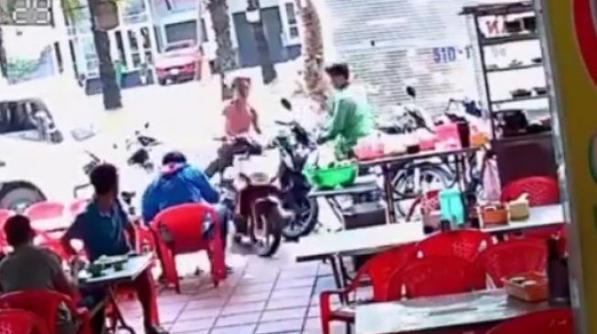 Tiba-tiba Nyelonong ke Warung Makan, Pemotor ini Bikin Kaget Pengunjung