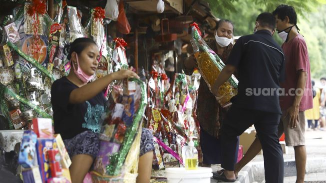 Pedagang parsel melayani calon pembeli di Barito, Jakarta, Rabu (13/5). [Suara.com/Angga Budhiyanto]